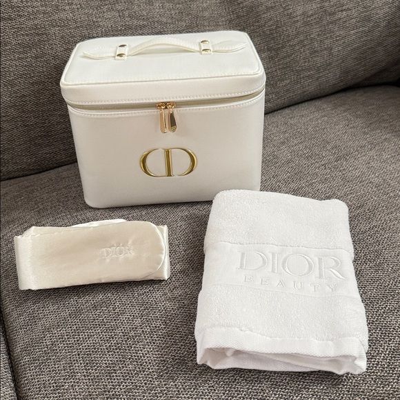 DIOR Prestige Lifestyle Set White Vanity Pouch Cotton Face Towel - Picture 2 of 16